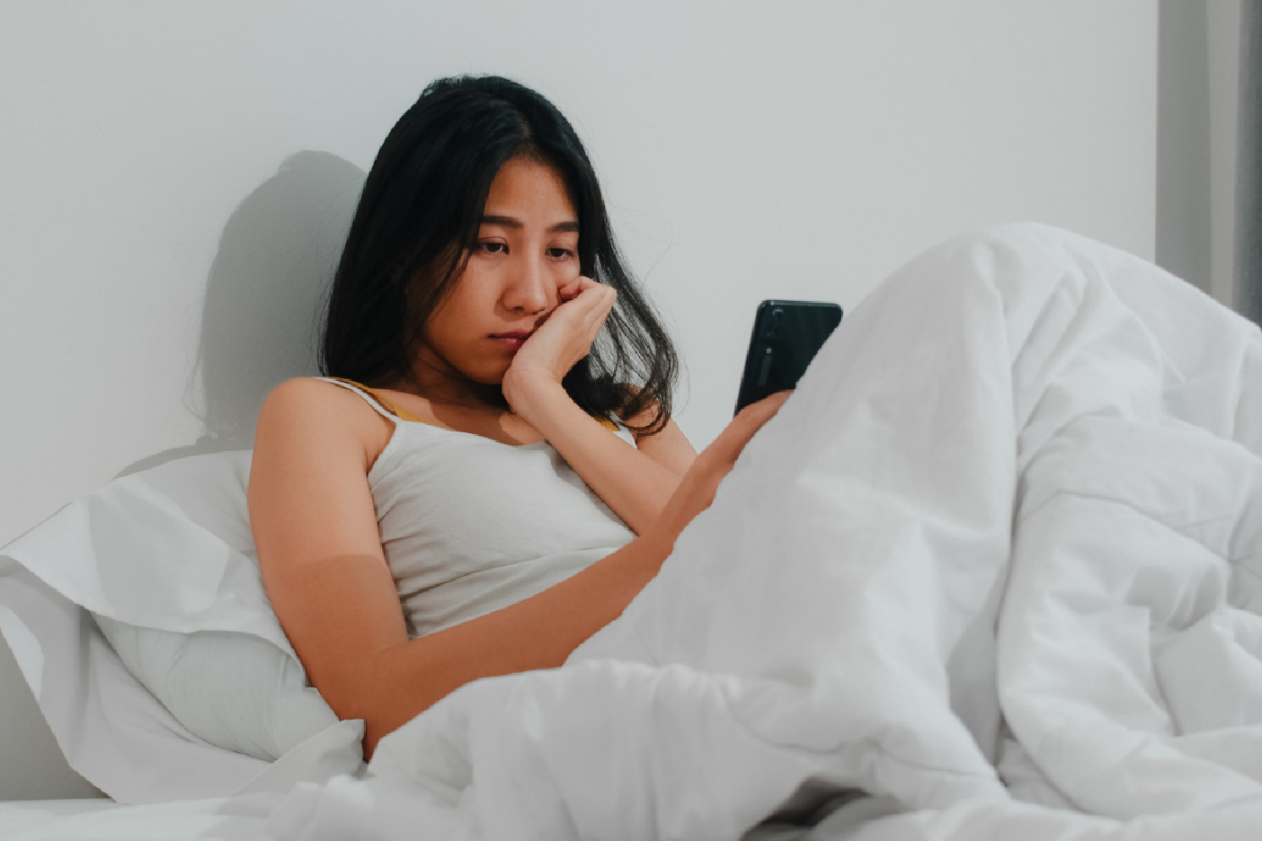 影響深層睡眠的NG行為_睡前過度依賴3C產品